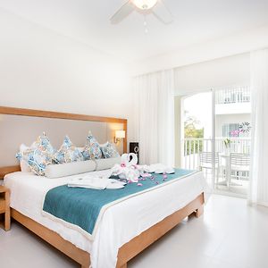 Superior Deluxe Kamer met een King Size Bed en Uitzicht op het Zwembad